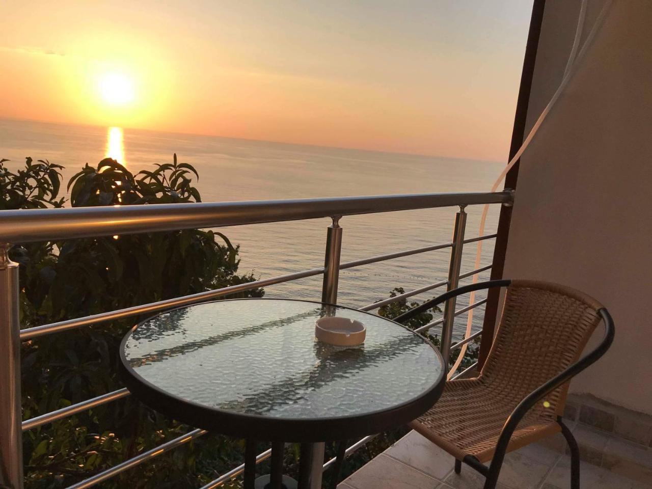Albatross Kvariati Guest House ภายนอก รูปภาพ